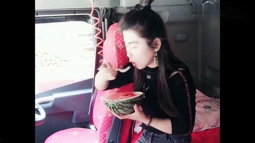 吃瓜网白衣女跳舞,吃瓜网友热议网络新现象